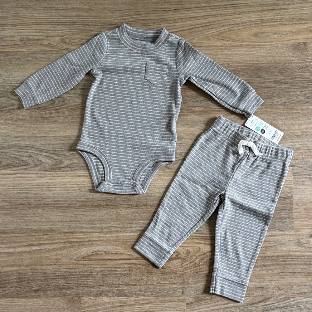 ❤️$10 NWT Carter's Grey and White Striped Outfit 9 Months
